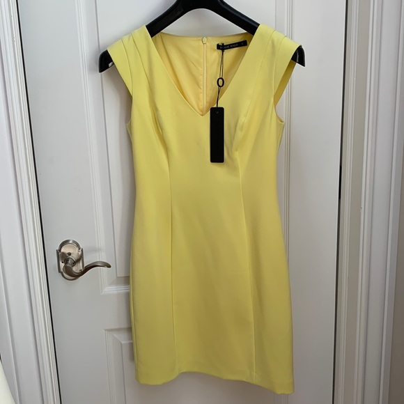 NWT Black Halo V Neck Daisy 🌼Yellow Semi Cap Sleeve Midi Chic Sheath Dress